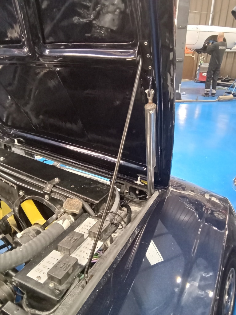 29.05.2025 1976 Jensen Interceptor Blue wiper bezels 13
