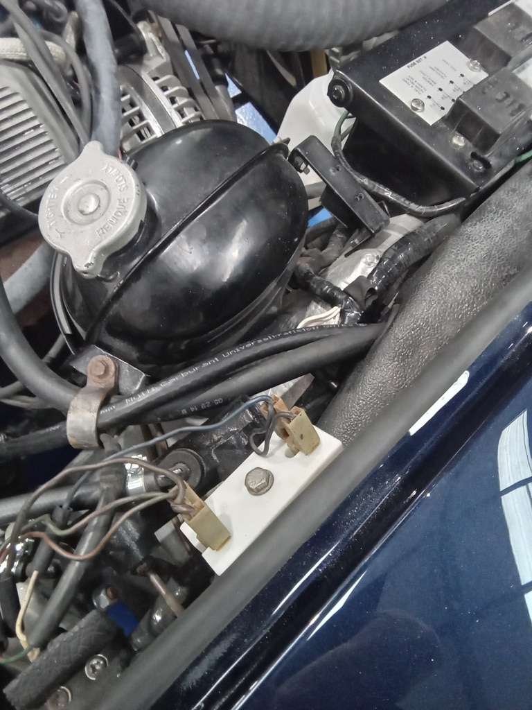 29.05.2025 1976 Jensen Interceptor Blue wiper bezels 14