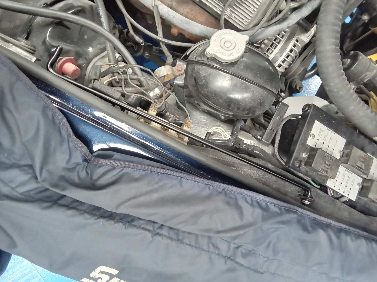 29.05.2025 1976 Jensen Interceptor Blue wiper bezels 4