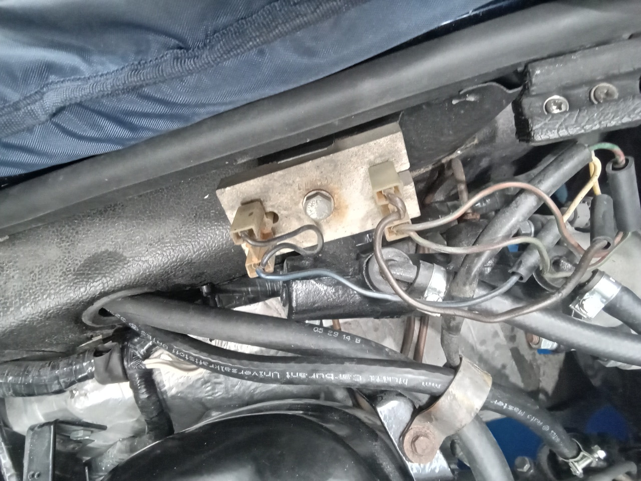 29.05.2025 1976 Jensen Interceptor Blue wiper bezels 8