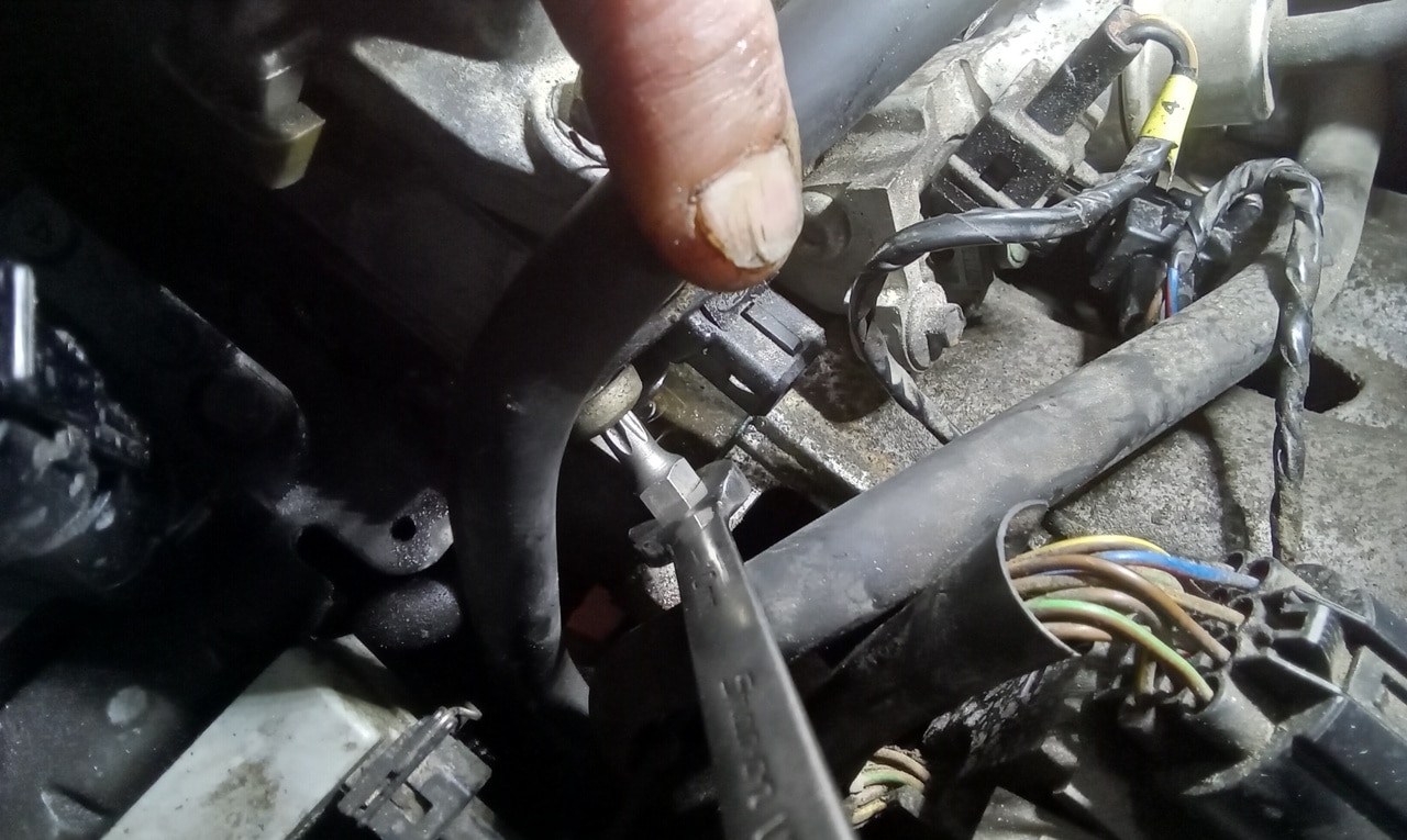 29.05.2025 1993 Ford Escort XR3I Silver Oil Leak 3