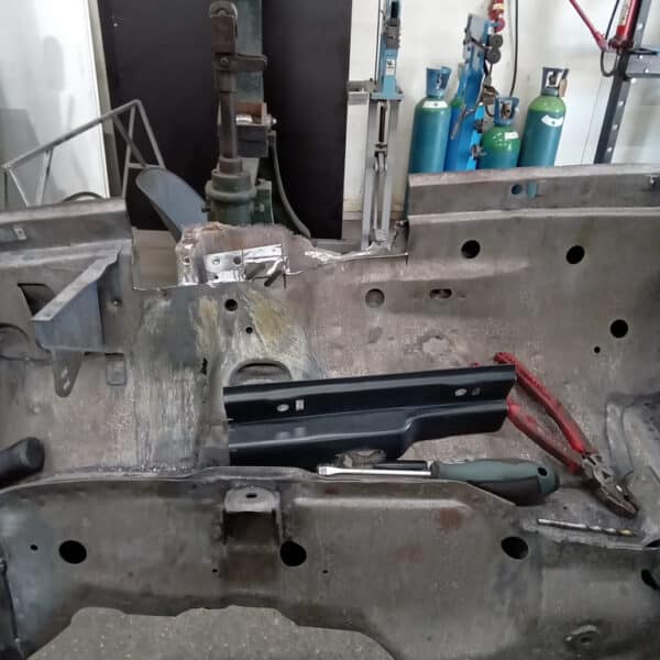 04062025 1978 Mercedes 350sl wings and rust 4