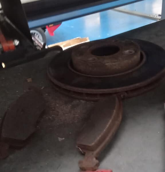 040624 1993 Ford Escort XR3i Old Brakes and Wiper Blades 2