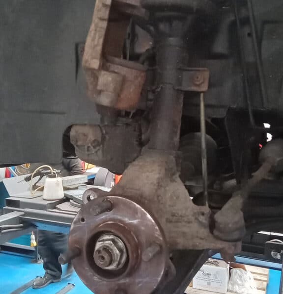 040624 1993 Ford Escort XR3i Old Brakes and Wiper Blades 3