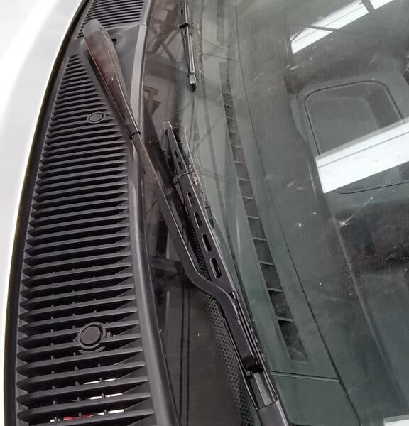 040624 1993 Ford Escort XR3i Old Brakes and Wiper Blades