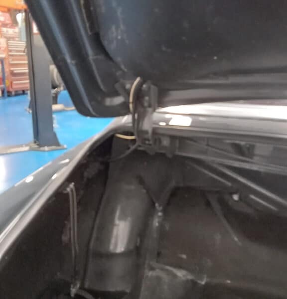 040625 1966 Volvo Amazon fitting parking sensors 03