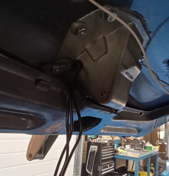 040625 1966 Volvo Amazon fitting parking sensors 05