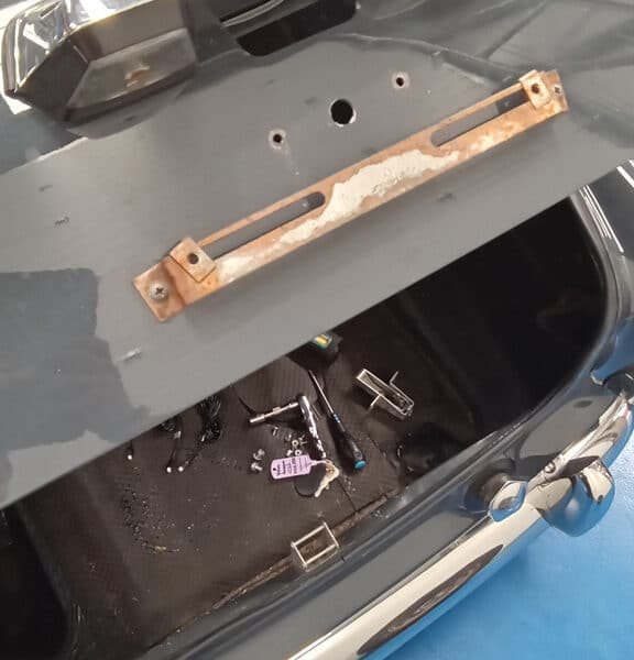 040625 1966 Volvo Amazon fitting parking sensors 14