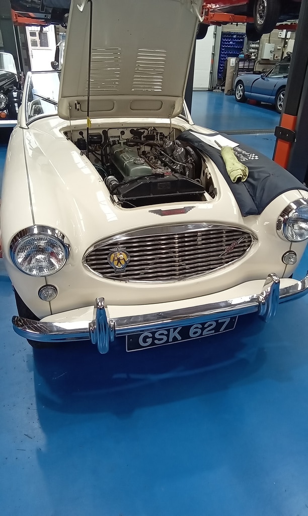 05.06.2025 1959 Austin Healey 3000 White throttel shaft 1