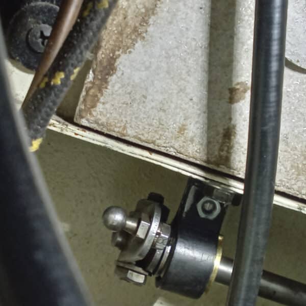05.06.2025 1959 Austin Healey 3000 White throttel shaft 11