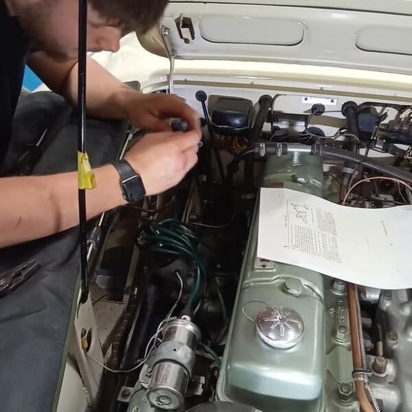 05.06.2025 1959 Austin Healey 3000 White throttel shaft 13