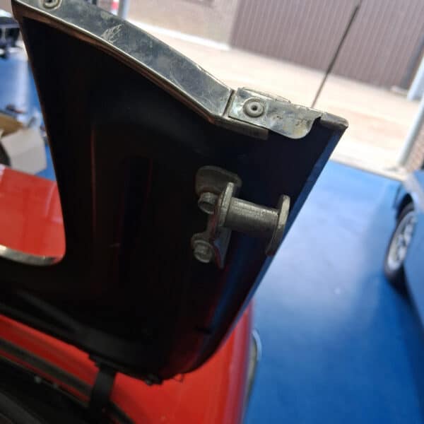 05.06.2025 1972 Triumph Stag Roof Catches and door lock 2
