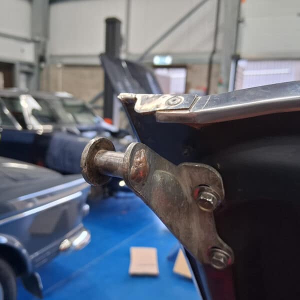 05.06.2025 1972 Triumph Stag Roof Catches and door lock 3