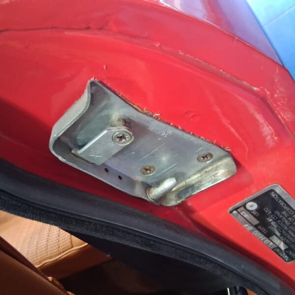 05.06.2025 1972 Triumph Stag Roof Catches and door lock 4