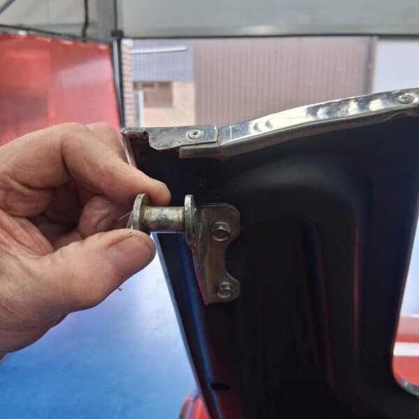 05.06.2025 1972 Triumph Stag roof hinges movement 1