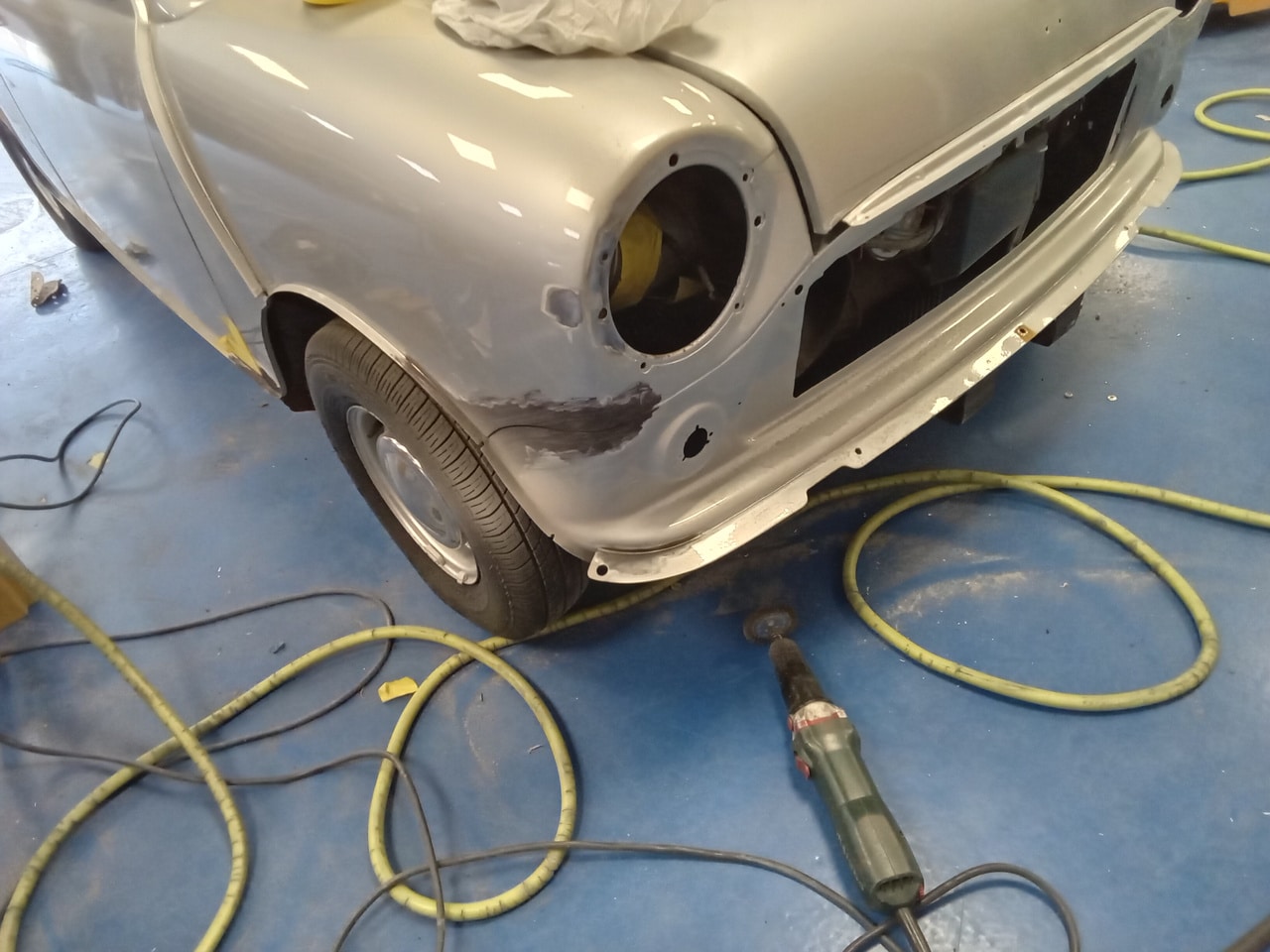 05.06.2025 1977 Leyland Mini 1000 Silver Strip car 29