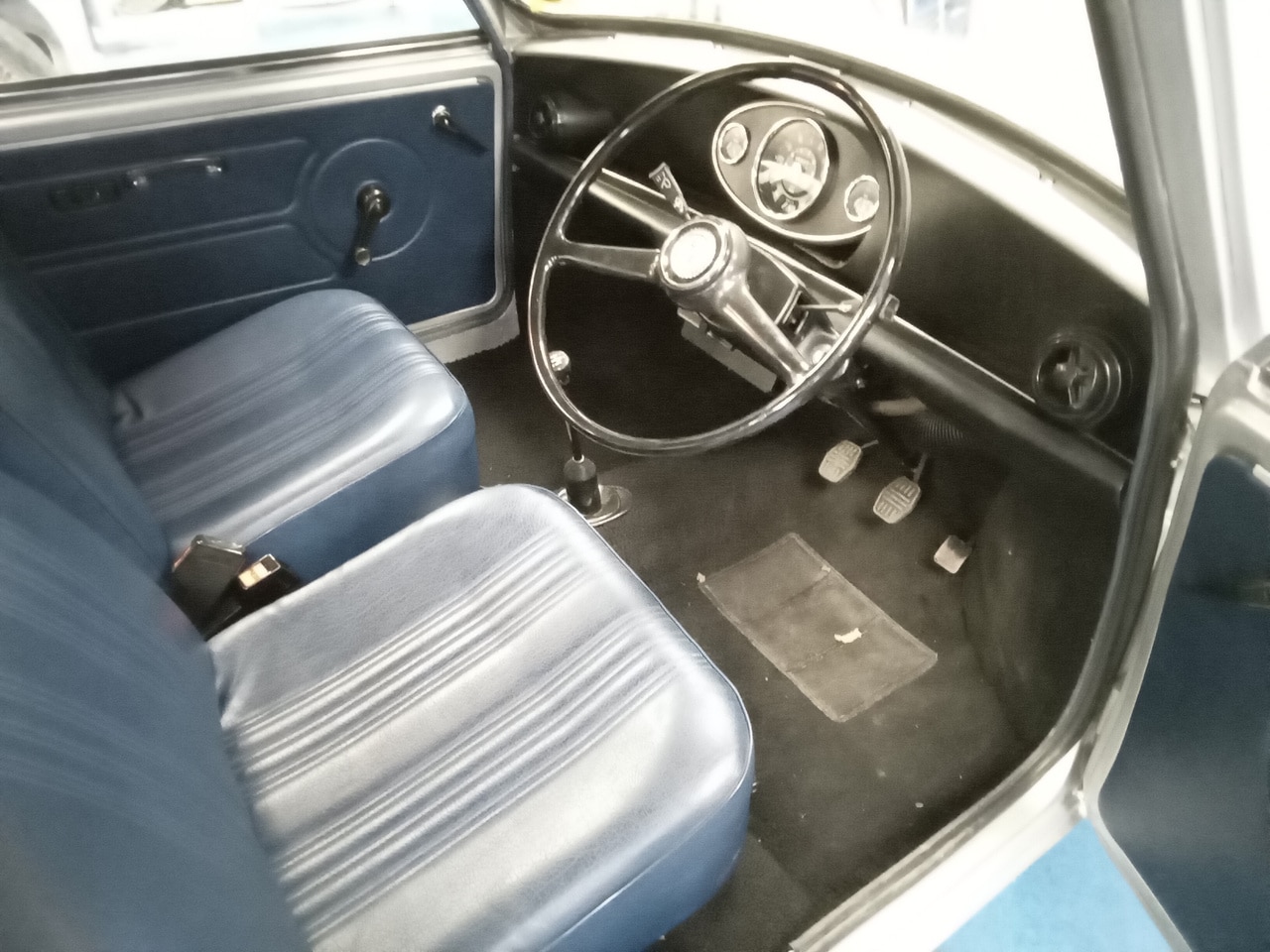 05.06.2025 1977 Leyland Mini 1000 Silver Strip car 6