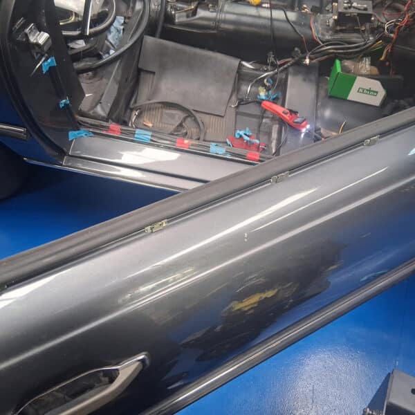 05.06.2025 1987 Mercedes 500 SL Grey windows 1