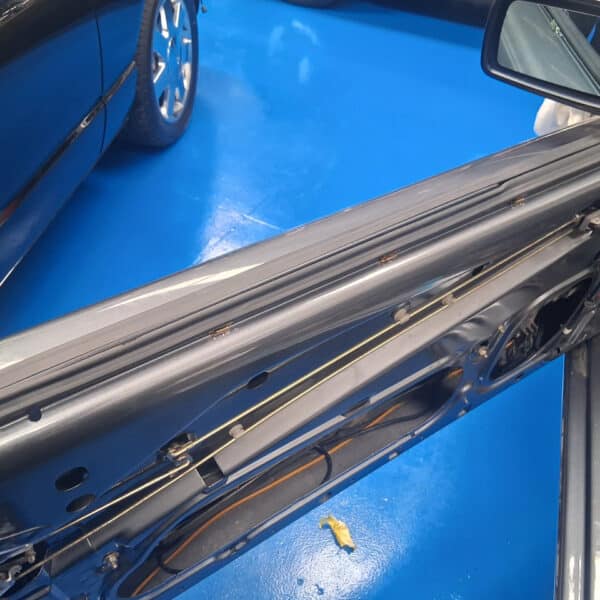 05.06.2025 1987 Mercedes 500 SL Grey windows 3