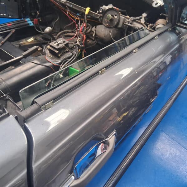 05.06.2025 1987 Mercedes 500 SL Grey windows 4