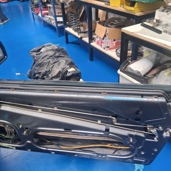 05.06.2025 1987 Mercedes 500 SL Grey windows 5