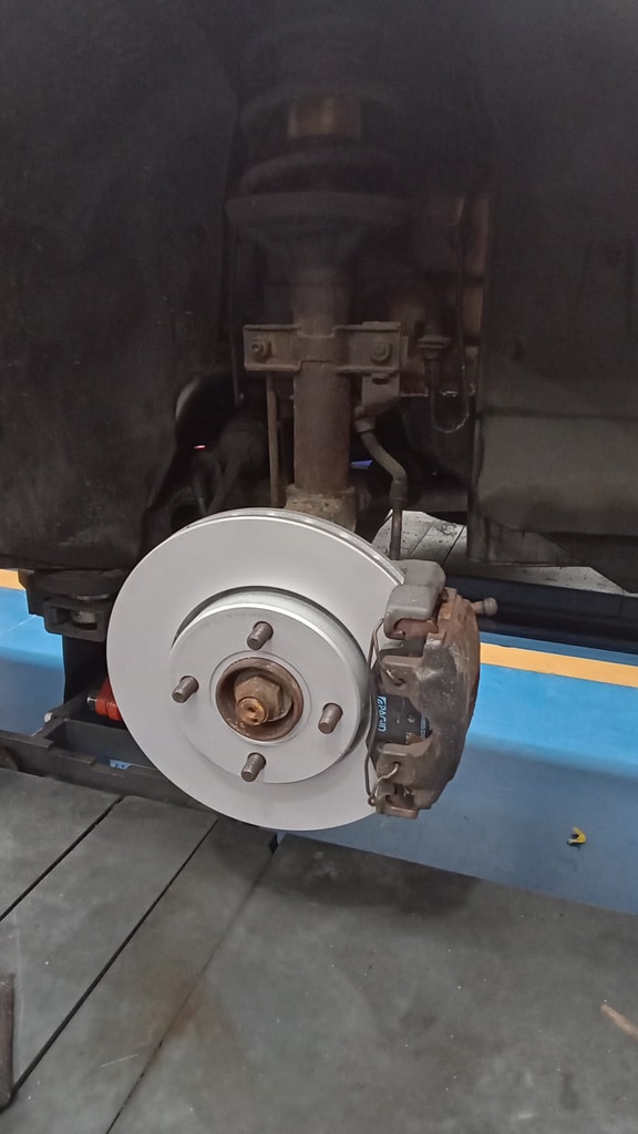 060625 1993 Ford Escort XR3I Discs and Pads 01