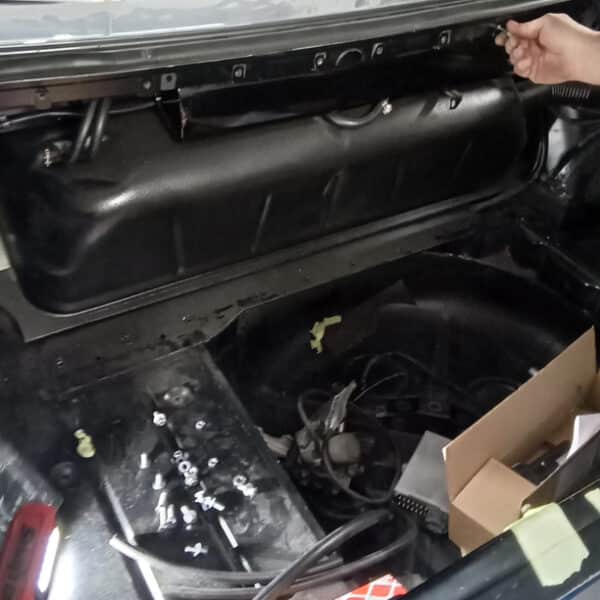 10.06.2025 1987 Mercedes 500 SL Grey Boot Panel 4