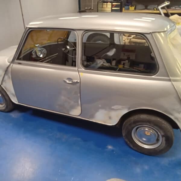 11062025 1977 Leyland Mini 1000 rust spots 14