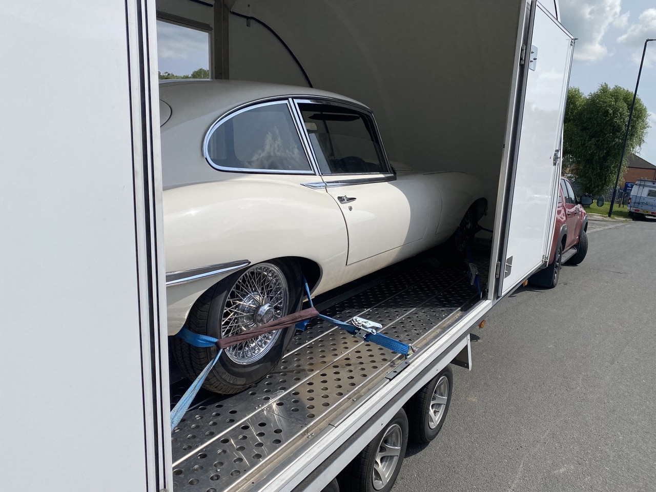 17.06.2025 1967 Jaguar E Type Cream Series 1 22 transport 1