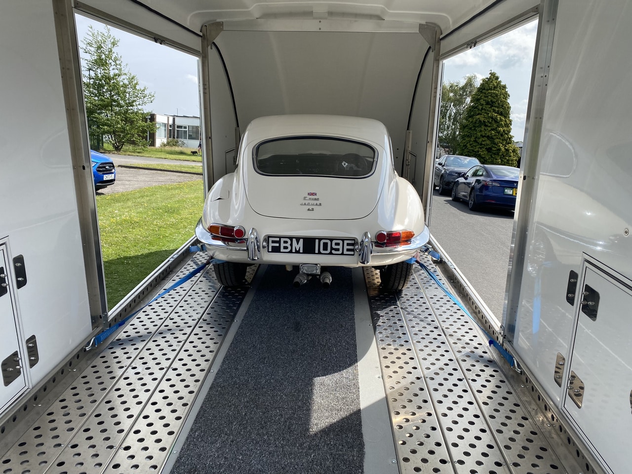 17.06.2025 1967 Jaguar E Type Cream Series 1 22 transport 3