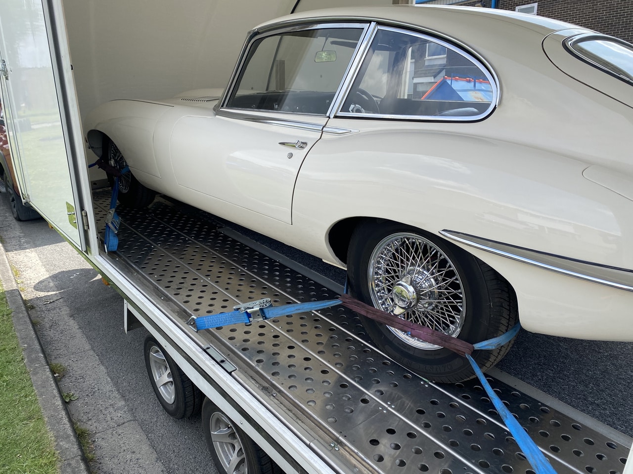 17.06.2025 1967 Jaguar E Type Cream Series 1 22 transport 4