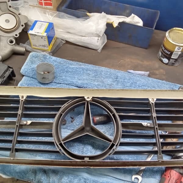 17.06.2025 1987 Mercedes 500 SL Grey Grill 13