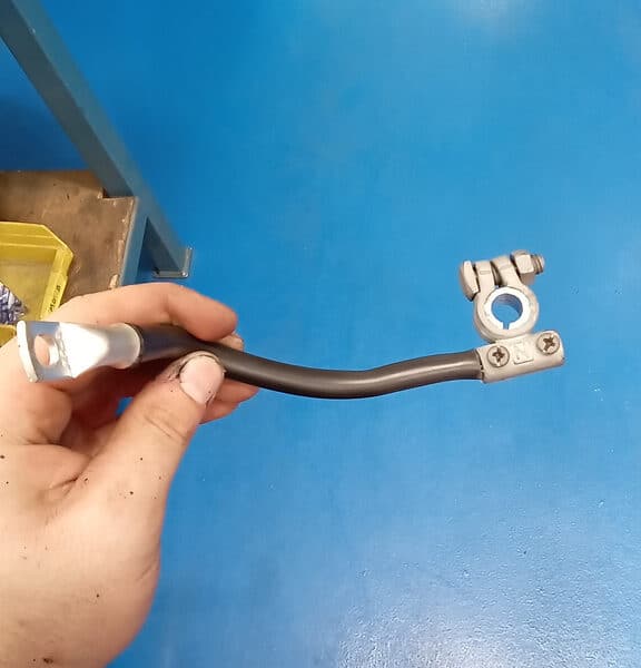19062025 1973 MGB Roadster battery cutoff 3