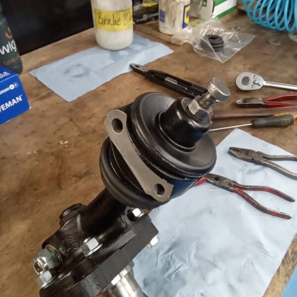 300525 1969 Aston Martin DB6 Volante Suspension 05