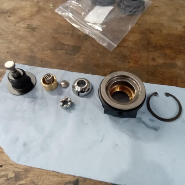 300525 1969 Aston Martin DB6 Volante Suspension 12