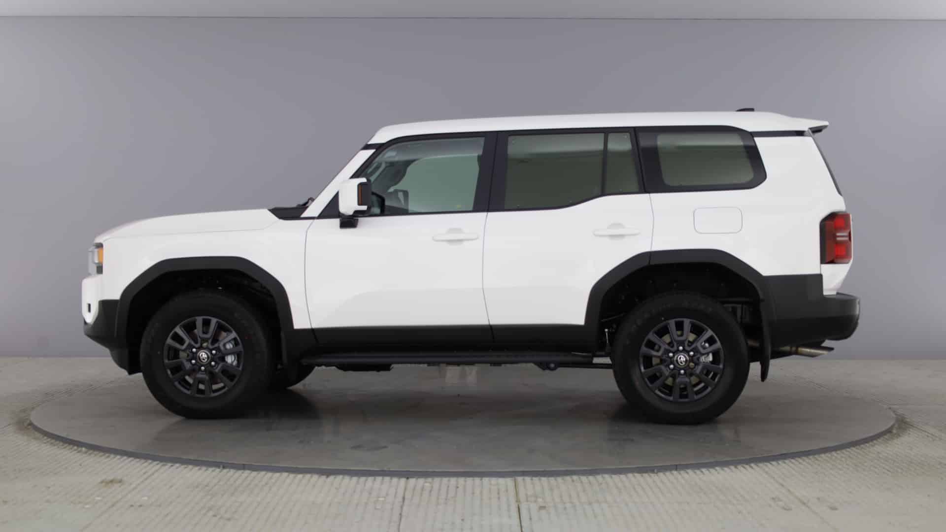 Toyota Land Cruiser Commercial 12