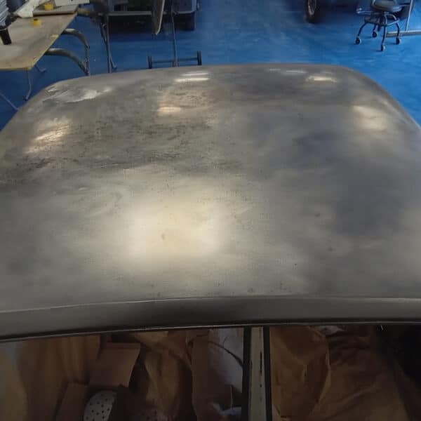 08.07.2025 1969 Audi 70L White rust on roof 2 1