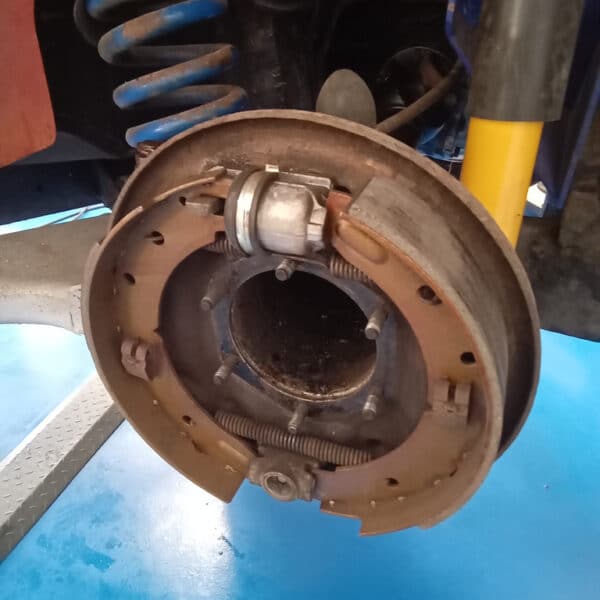 08.07.2025 1971 Triumph TR6 Red 1971 Rear hub 2