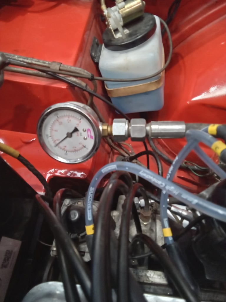 1.07.2025 1971 Triumph TR6 Red fuel pump 1