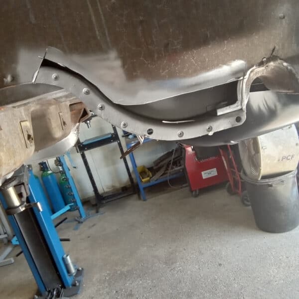 10.07.2025 1978 Mercedes 350SL Red cut out and replace rust 1
