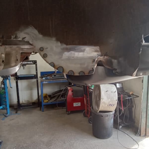 10.07.2025 1978 Mercedes 350SL Red cut out and replace rust 2