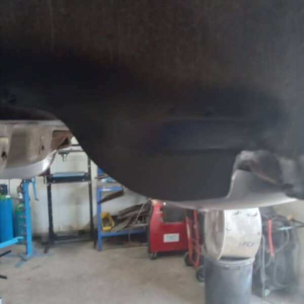10.07.2025 1978 Mercedes 350SL Red cut out and replace rust 4
