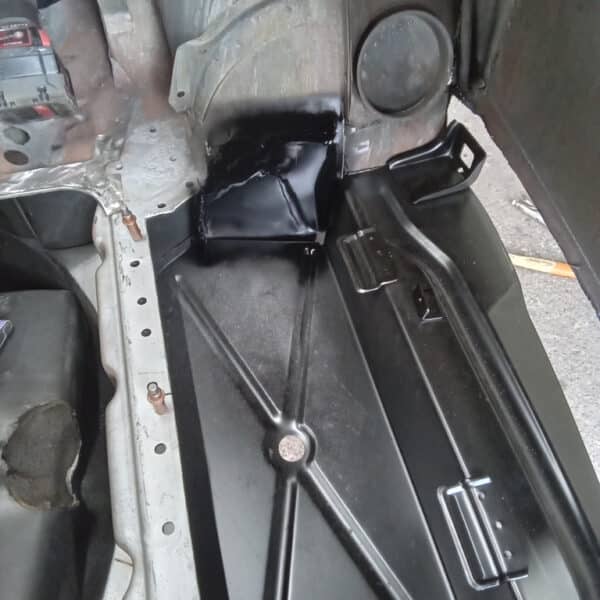 10.07.2025 1978 Mercedes 350SL Red inner fenders well 1