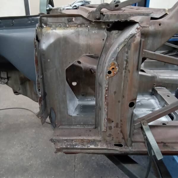 10.07.2025 1978 Mercedes 350SL Red quater pannel work 4