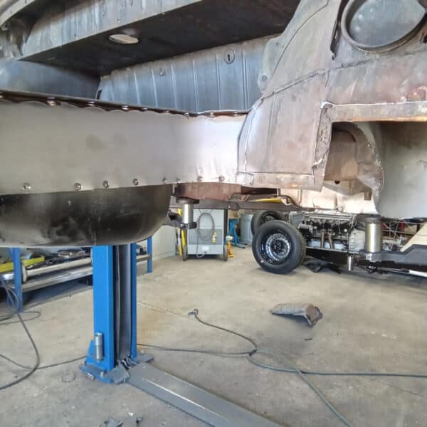 10.07.2025 1978 Mercedes 350SL Red trunk 2