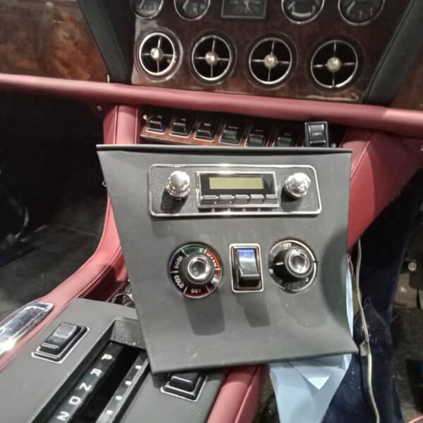 15.07.2025 1976 Jensen Interceptor Blue Dash in and electrics 14