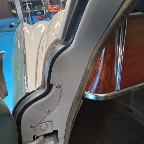 17.07.2025 1963 Rover P4 110 Grey door seales 2
