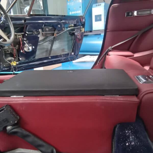 17.07.2025 1976 Jensen Interceptor Blue door and under dash 2