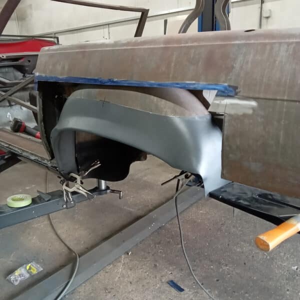 17.07.2025 1978 Mercedes 350SL Red outer wheel well 1