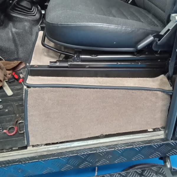 17.07.2025 2010 Land Rover Defender 90 Black carpet 1